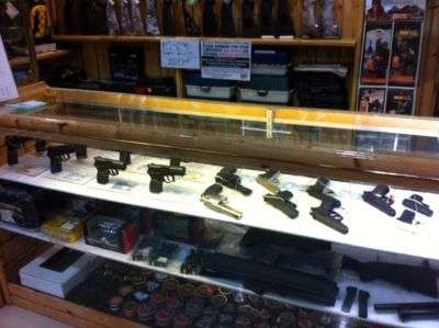 銃がショーケースに並んでいる
