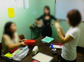 女性三人が教室内にいる