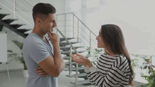 男性と女性が話している